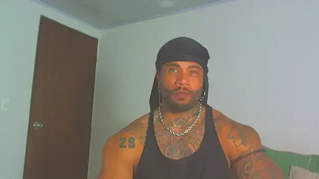ragnar0825 live cam on StripChat