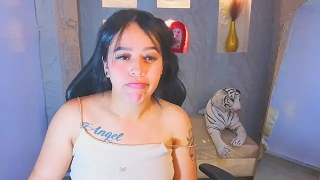 Lore18_b webcam stripchat model stream image