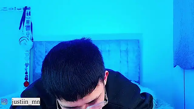_justinmoon2 live cam on StripChat