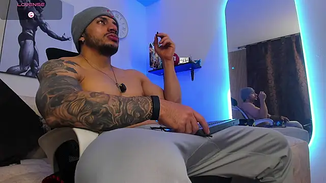 LiamReigns_ live cam on StripChat