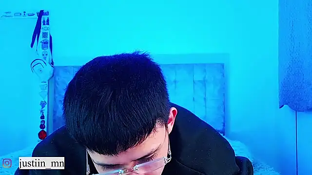 _justinmoon2 live cam on StripChat