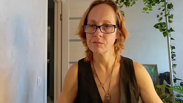 LioraWeiss live cam preview