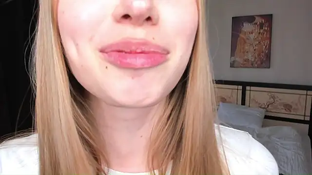 JunieAmert live cam preview