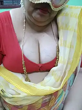 tamil-mayasri (F milf) - Suck boobs