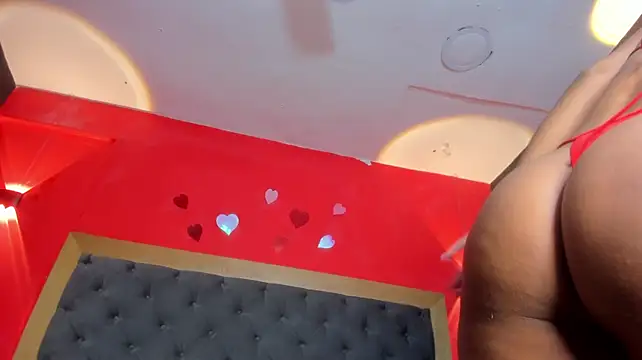 Live-Webcam-Show mit YayaHilton - Interaktive Lovense-Toys verfügbar