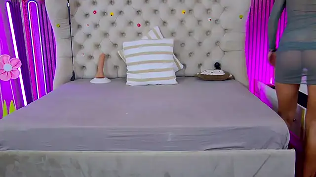 PlayfulShow live cam on StripChat