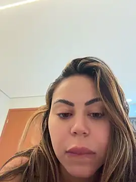 LariiHotWife webcam