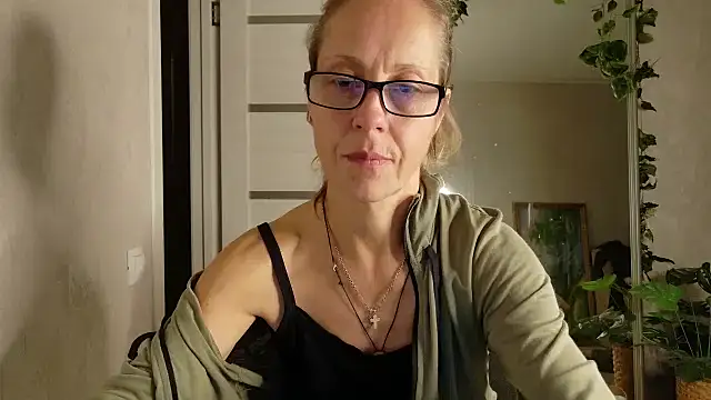LioraWeiss live cam preview