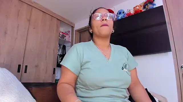Vickyy30_ live cam on StripChat