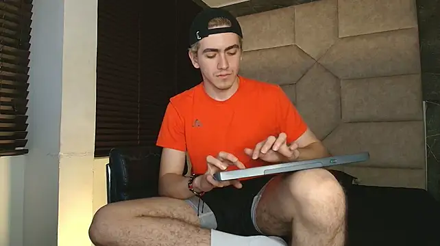 Tyler_Mcrey live cam on StripChat