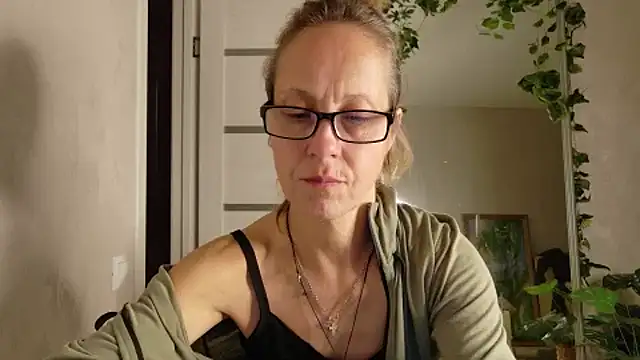 LioraWeiss live cam preview