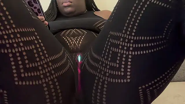 nanaisbackk live cam on StripChat