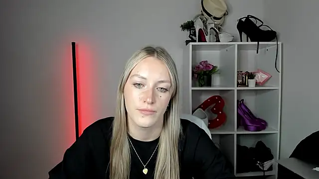 EvelynBlond live cam on StripChat
