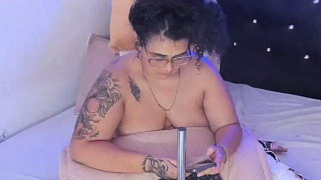 Reginavegaa live cam on StripChat