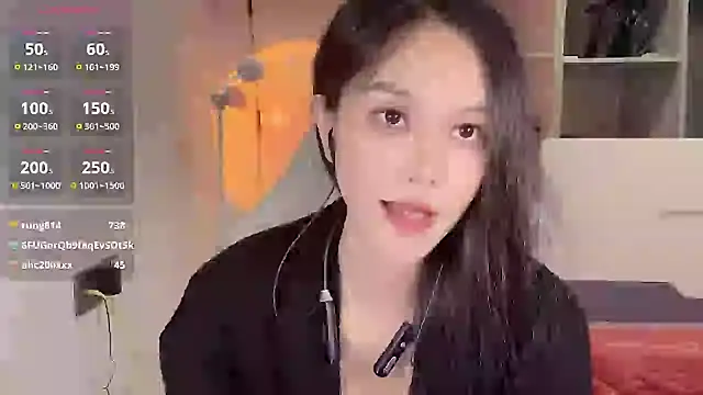 yiyi-uu live cam on StripChat