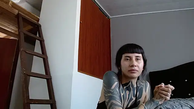Emilia_1995 live cam on StripChat