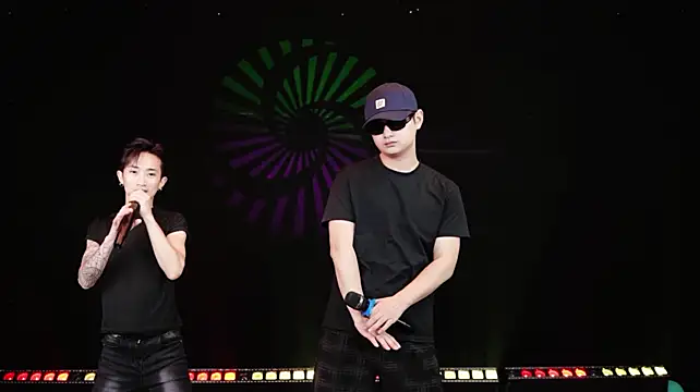 TFBOYS-001 live cam on StripChat