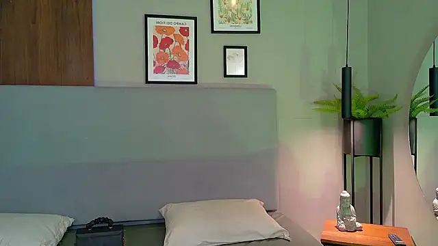ZoeyPetit live cam on StripChat