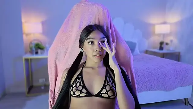 pocahontamoon live cam on StripChat