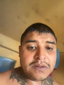 RobertoLeo42980 live cam on StripChat