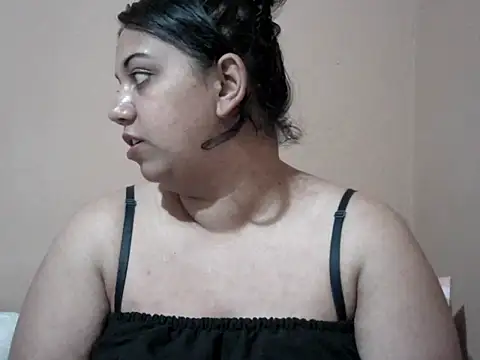 bellachow10 live cam on StripChat