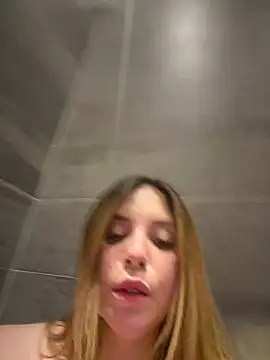 Alirawrz Live Webcam on Stripchat