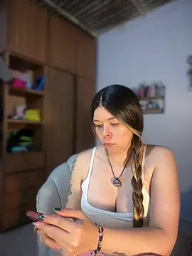 carolina16love live cam on StripChat