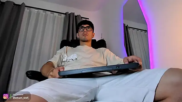 etham_wolf1 webcam