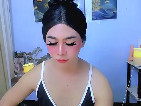 Bini_Red live cam on StripChat