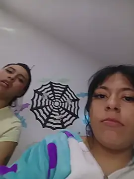 Laila_and_konny live cam on StripChat