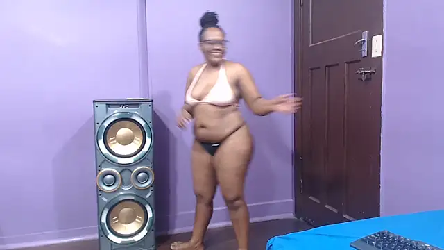 BustyMomo