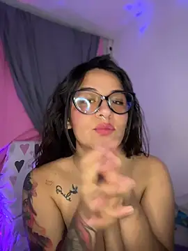 Linda_Bellucci live cam on StripChat