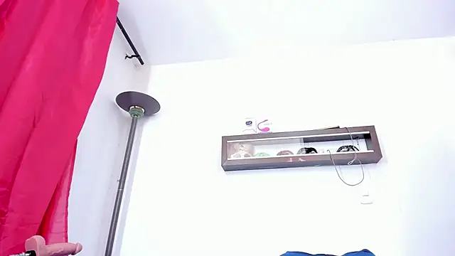 miaroberts69 live cam on StripChat