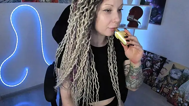 HoneySallyMoore live cam on StripChat
