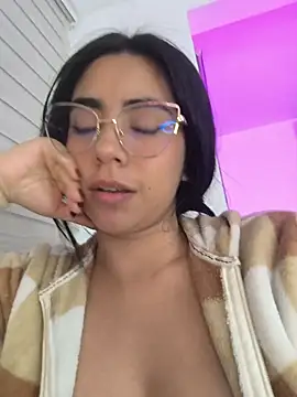 Sara-215 live cam on StripChat