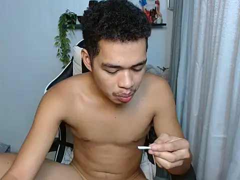 curlyasian_njxx
