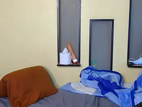 HoneyBliss04 live cam on StripChat