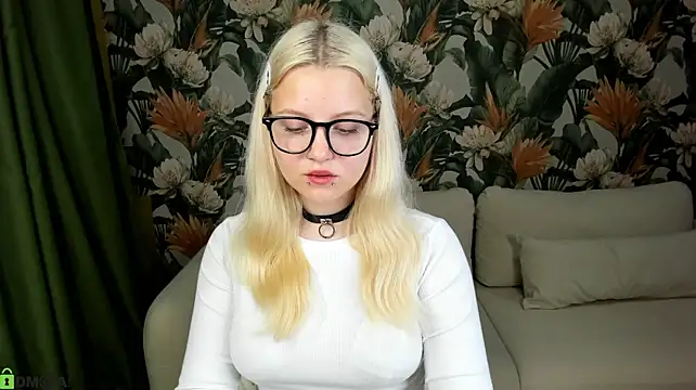 Velvet-Lun webcam stripchat model stream image
