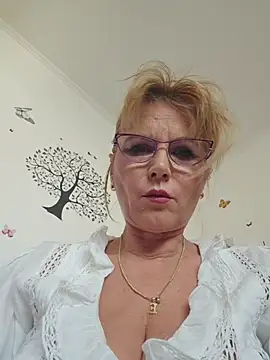 Live-Webcam-Show mit elacoquette - Interaktive Lovense-Toys verfügbar