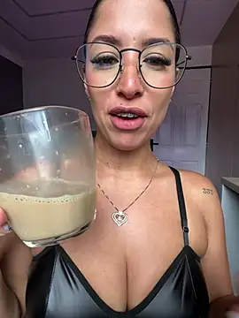 luvely_unique_ live cam on StripChat