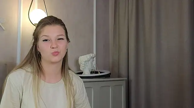 LunaBruoks live cam preview
