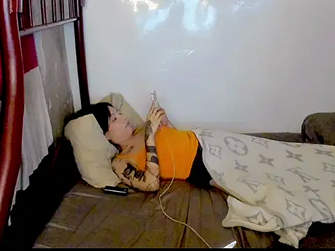 ArianaLore webcam