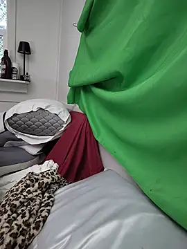 gurlnips