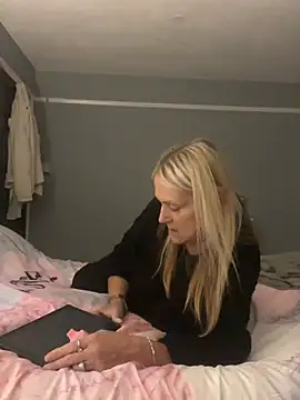 Blondnboujee53