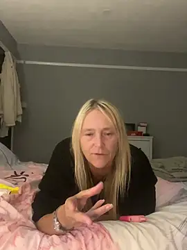 Blondnboujee53
