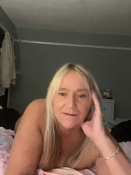 Blondnboujee53