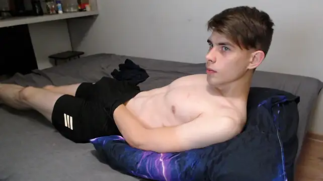 Student_Oliver live room snapshot on Stripchat