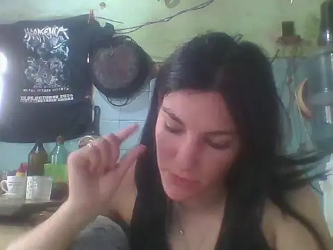 Giuly666 live cam on StripChat