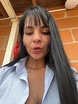 LuxeBrunetteXXX webcam