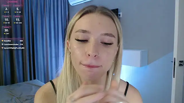 Emily_Hartt live cam on StripChat